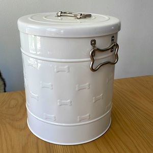 Dog food container